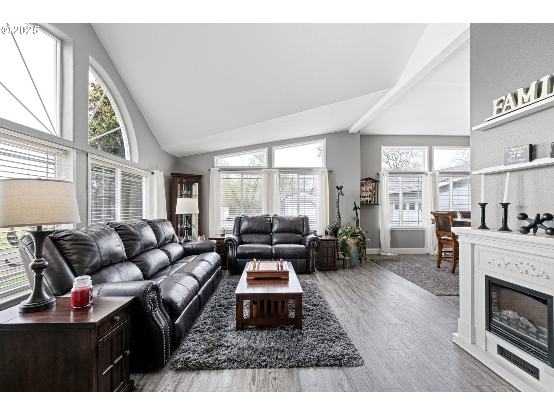 190 Oak Street Monroe, OR 97456 - Photo 6 of 42 Living Room