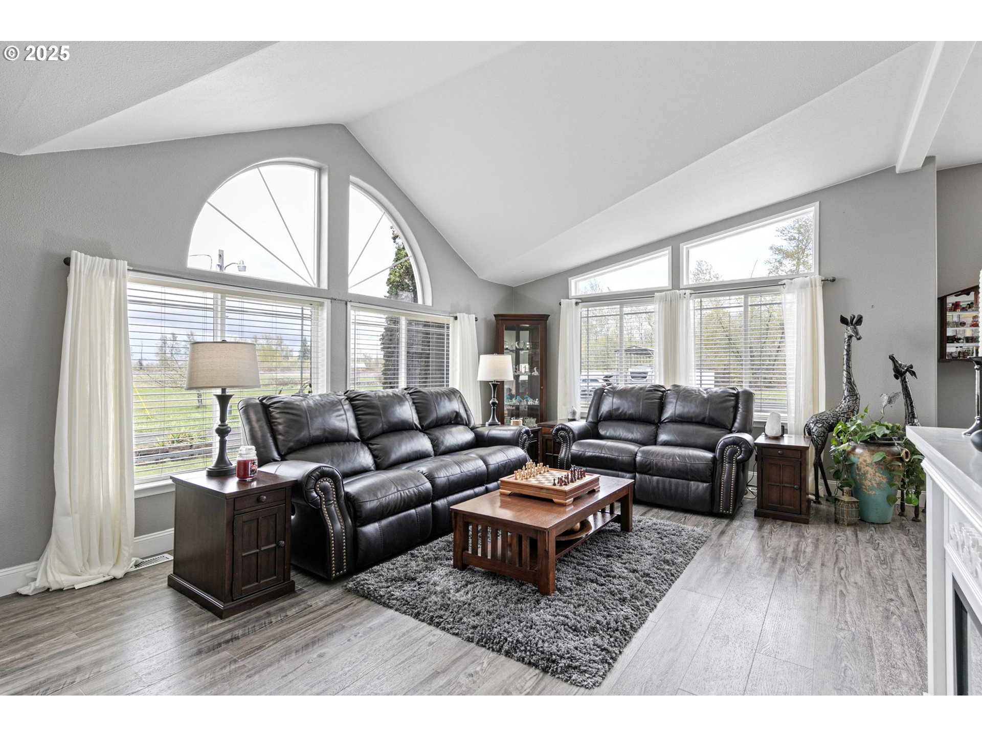 190 Oak Street Monroe, OR 97456 - Photo 7 of 42 Living Room