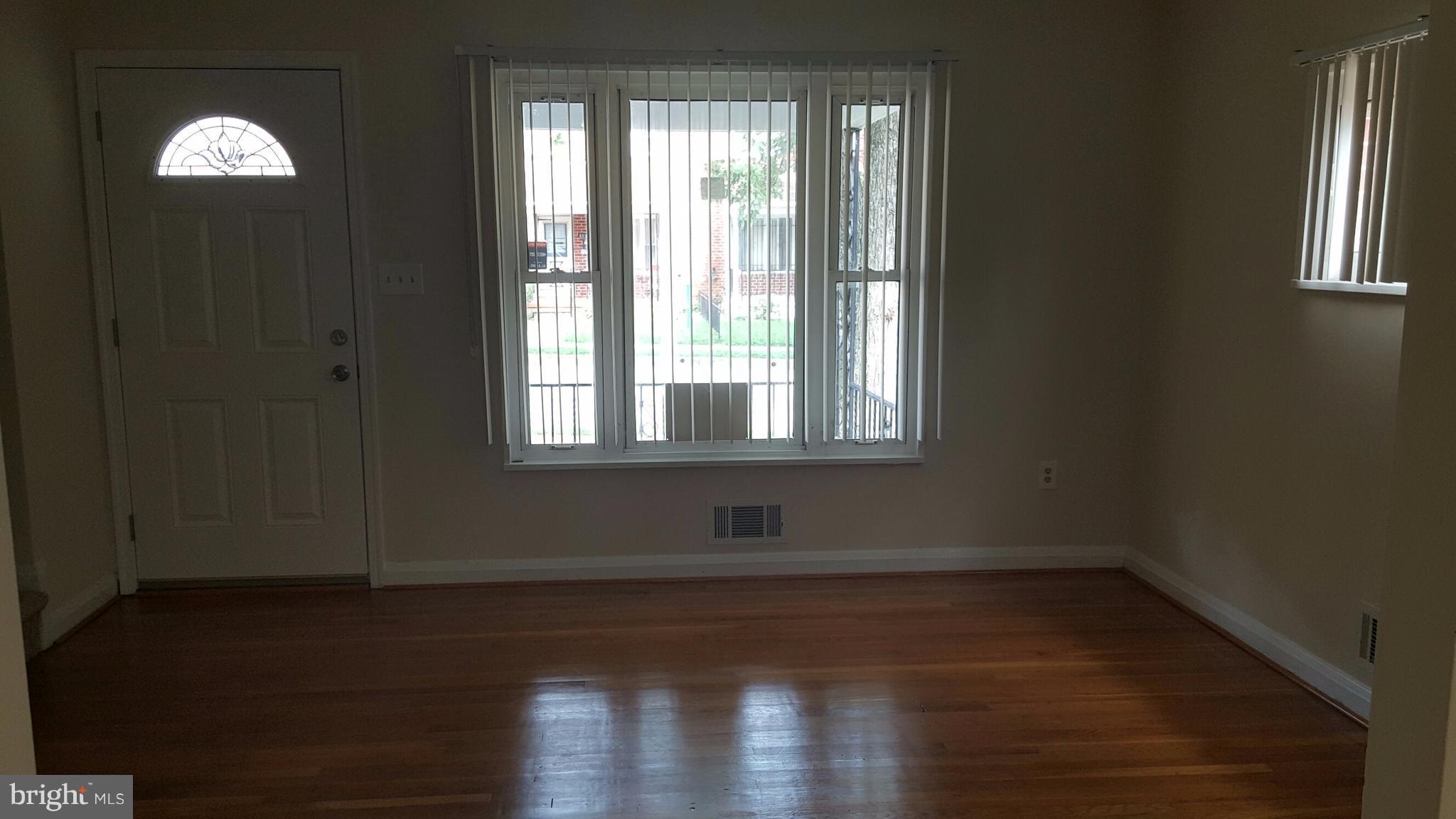 650 Brisbane Road Baltimore, MD 21229 - Photo 7 of 29 Living Room