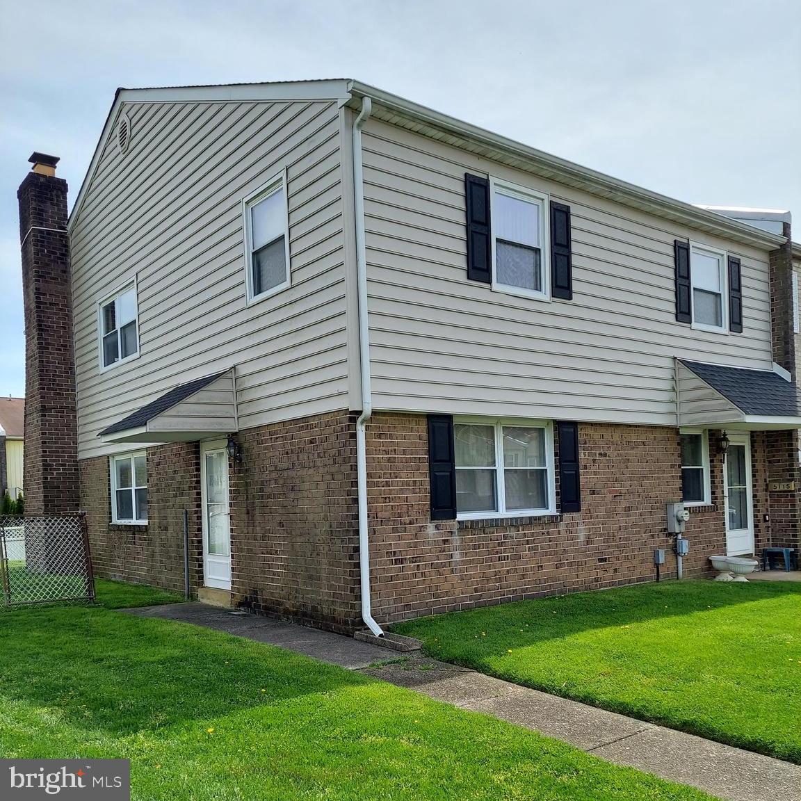 End townhouse 4 bedrooms 2 1/2 baths