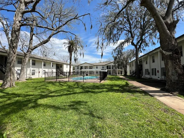 a view of a yard in front of house