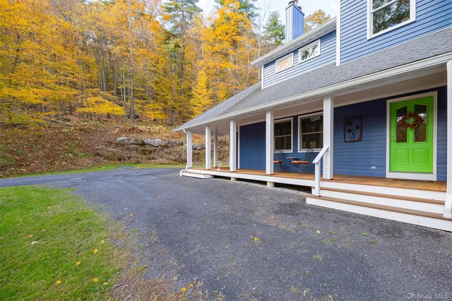 a view of a house with backyard and porch