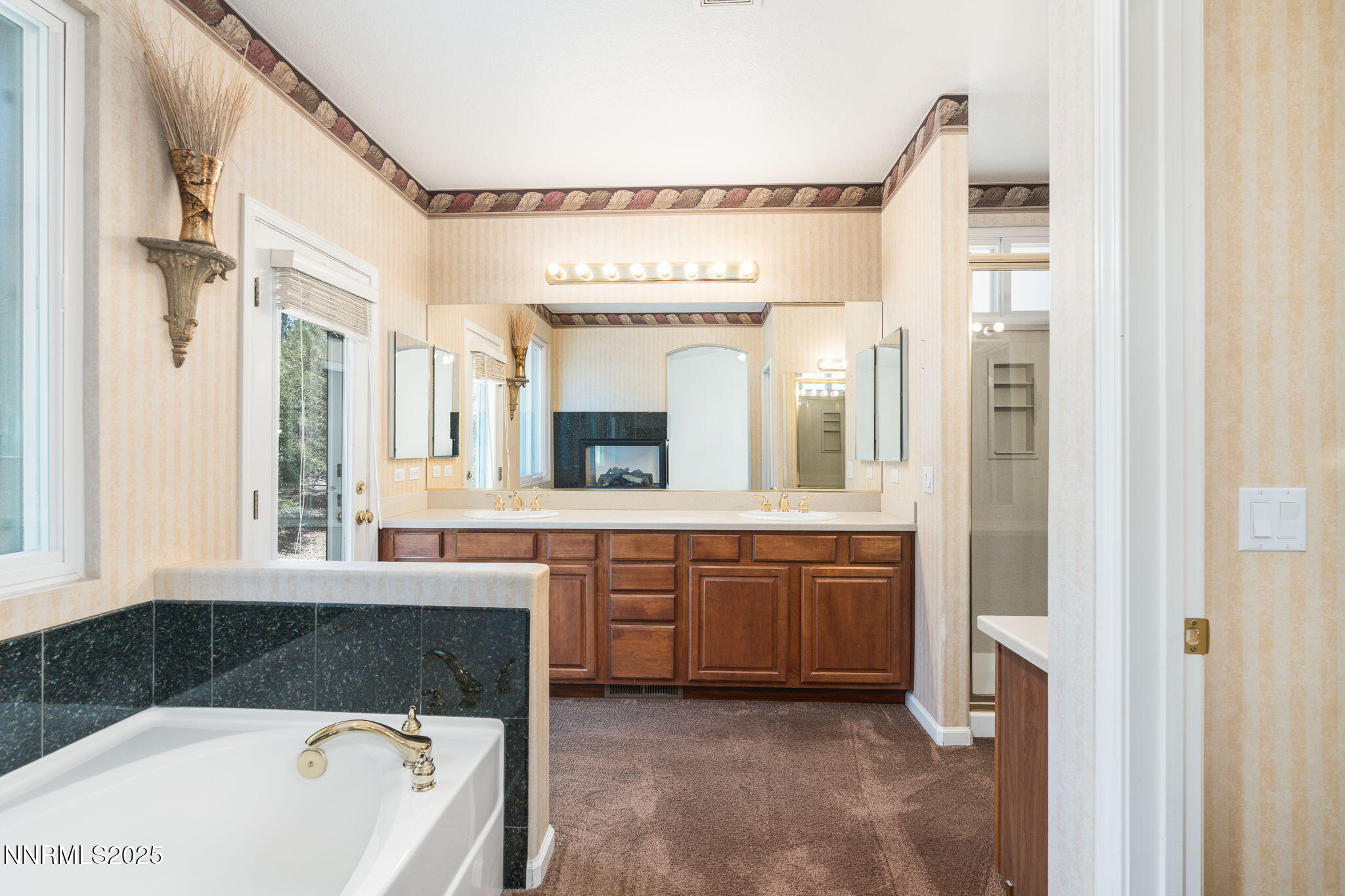 1300 Flanders Road Reno, NV 89511 - Photo 20 of 46 a bathroom with a tub a sink and a large mirror