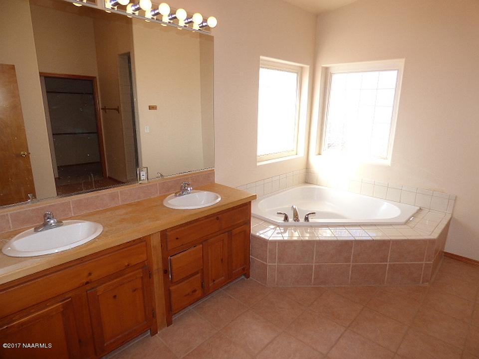 567 Mustang Road Page, AZ 86040 - Photo 12 of 20 11_Master Bath