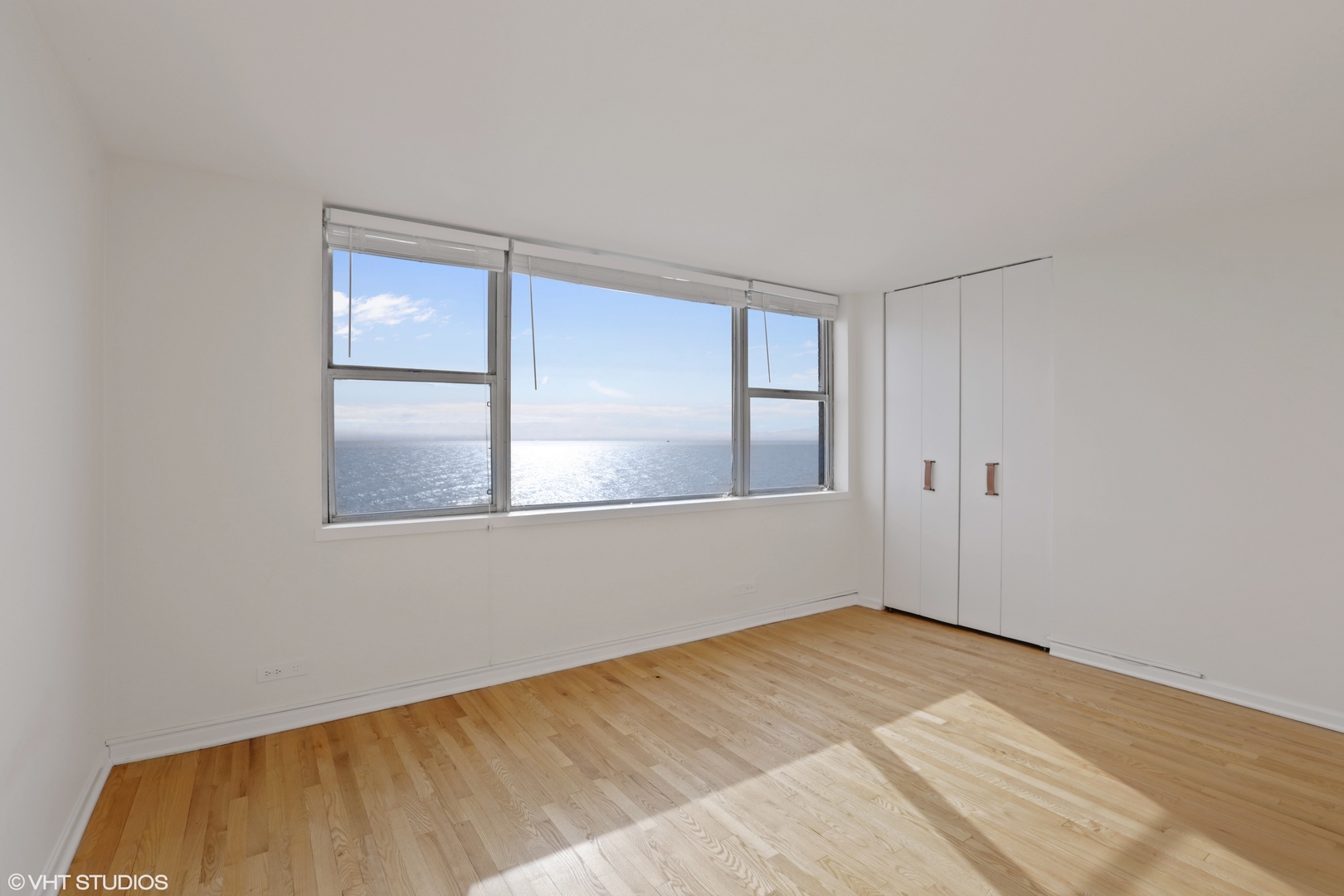 6301 North Sheridan Road, Unit 10L Chicago, IL 60660 - Photo 7 of 14 a view of empty room with window