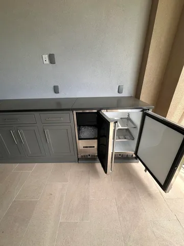 a view of livingroom with furniture