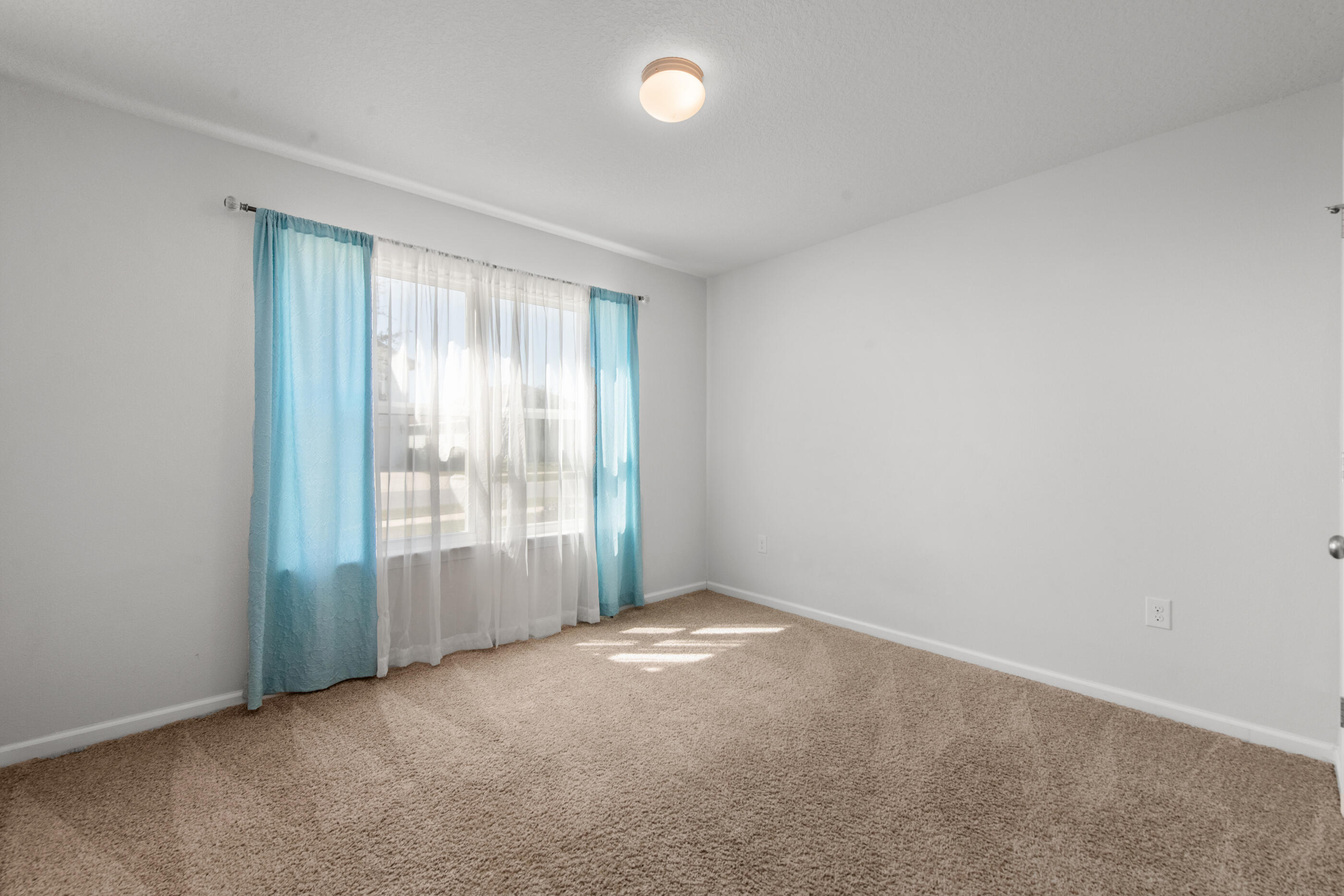 193 This Way Freeport, FL 32439 - Photo 34 of 56 an empty room with windows