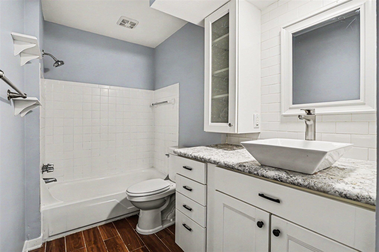 734 West Kilgore Road, Unit 303 Kalamazoo, MI 49008 - Photo 17 of 34