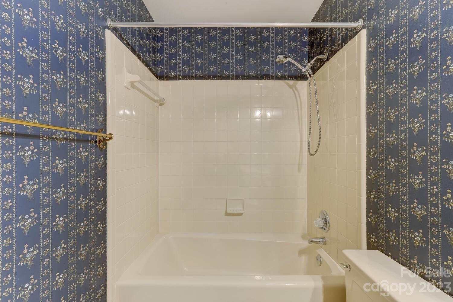 10215 Hanover Glen Road Charlotte, NC 28210 - Photo 29 of 40 a bathroom with a shower and a bath tub