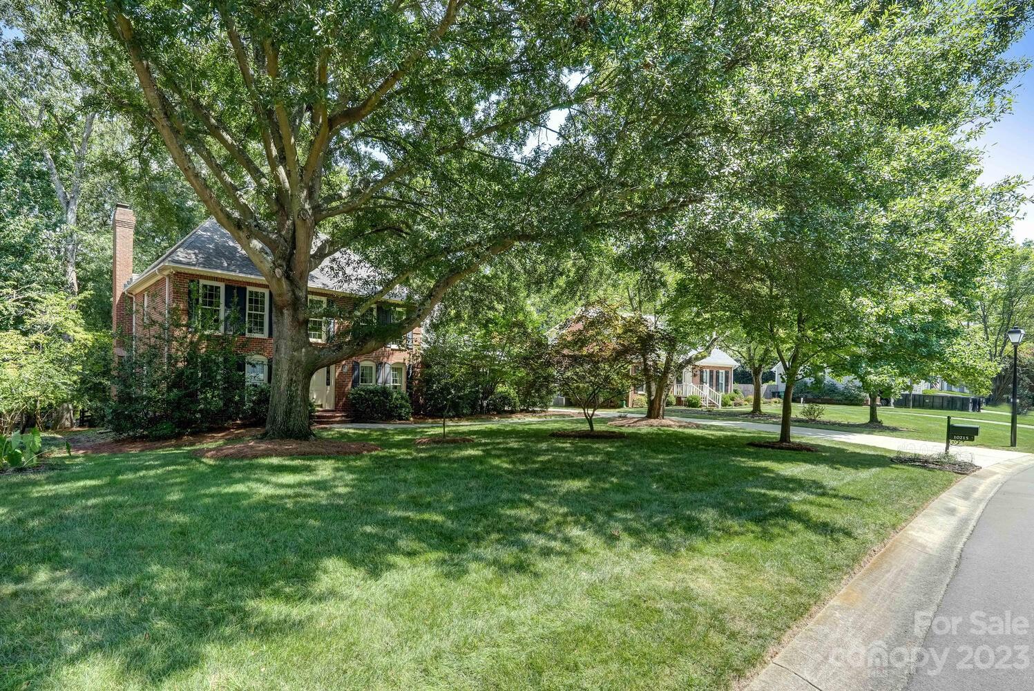 10215 Hanover Glen Road Charlotte, NC 28210 - Photo 4 of 40 a big yard with large trees