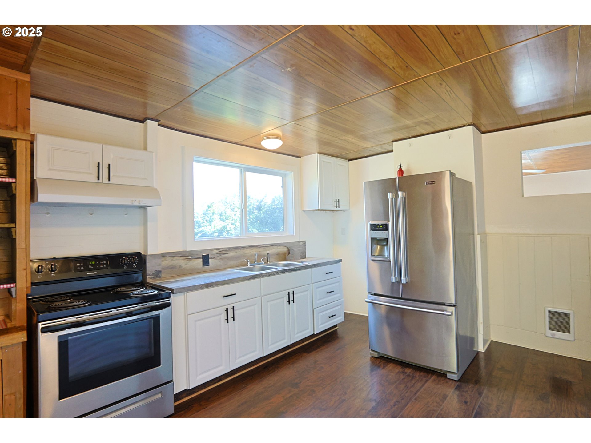 1194 Oregon Avenue Coos Bay, OR 97420 - Photo 15 of 36