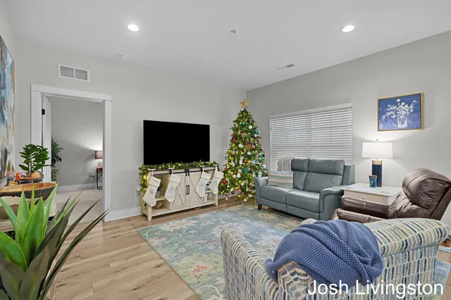 $500,000 | 144 Tamarack Lane Northeast, Unit 1B, Rockford, MI 49341