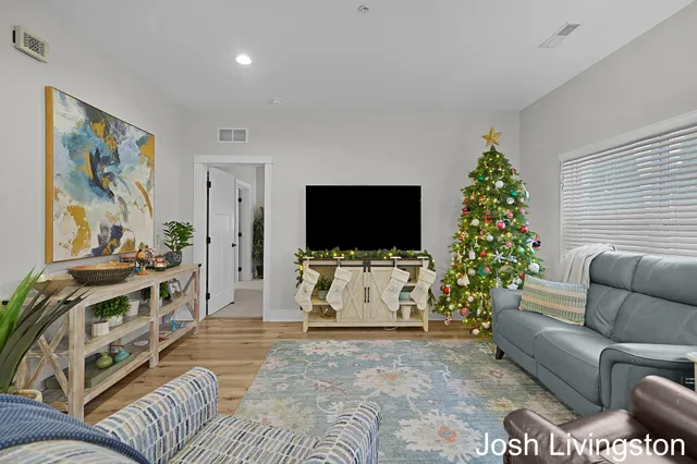 $500,000 | 144 Tamarack Lane Northeast, Unit 1B, Rockford, MI 49341