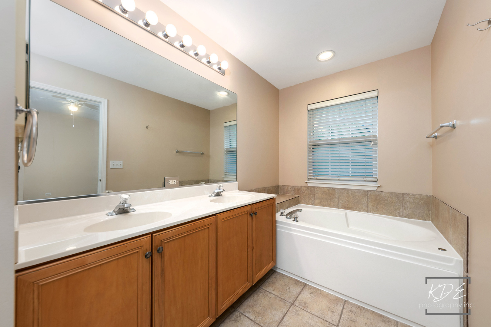 S044 Lee Court Winfield, IL 60190 - Photo 14 of 25 a bathroom with a tub a sink and mirror
