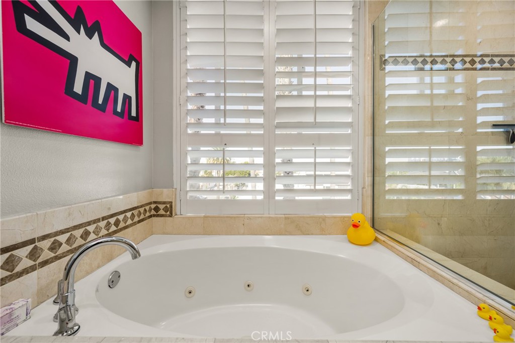 1000 East Ocean Boulevard, Unit 613 Long Beach, CA 90802 - Photo 36 of 65 a bathroom with bathtub and window