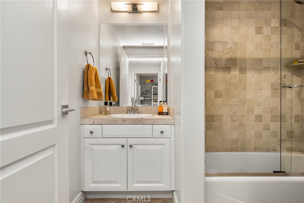 1000 East Ocean Boulevard, Unit 613 Long Beach, CA 90802 - Photo 39 of 65 a bathroom with a bathtub and a sink