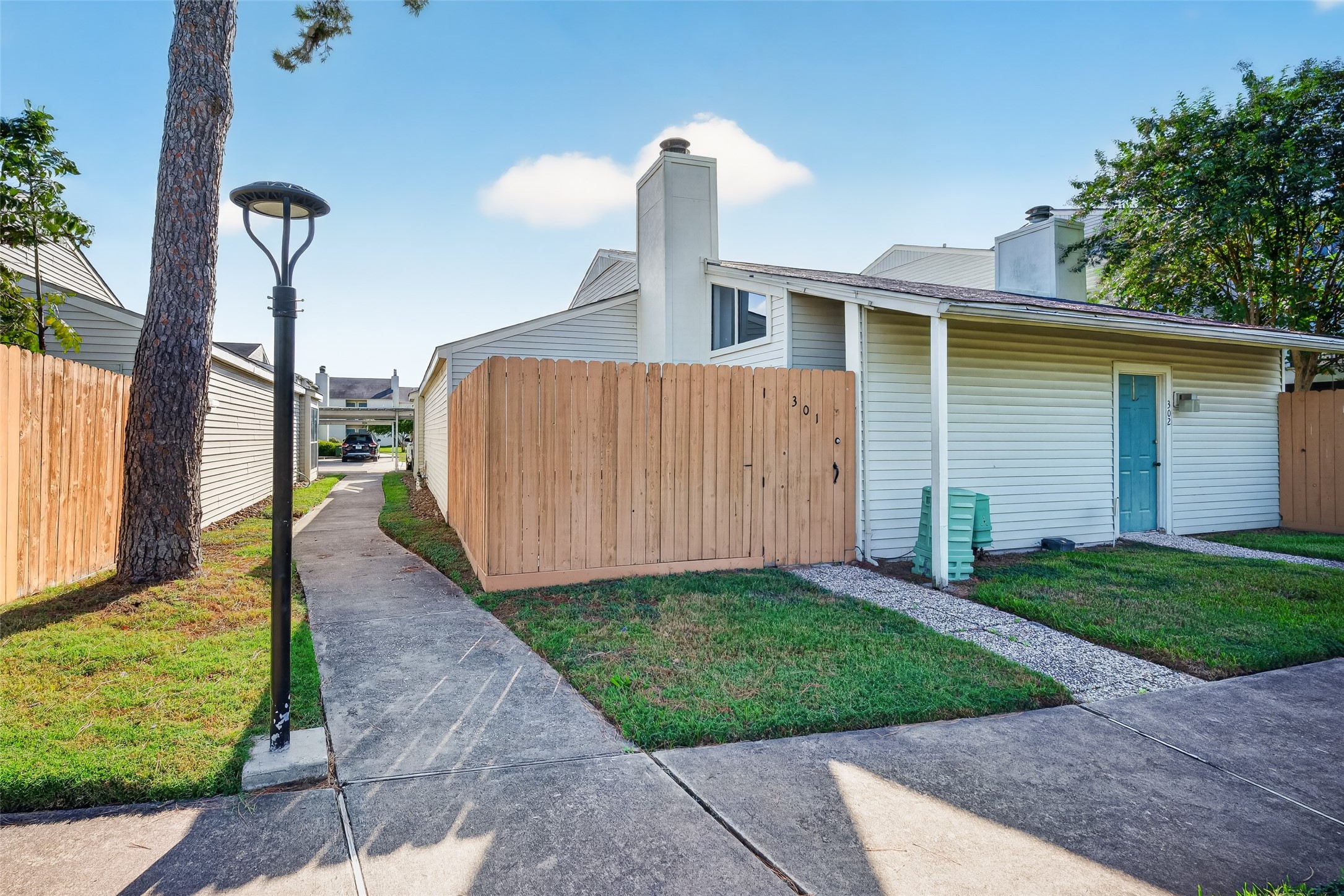 6401 Deihl Road, Unit 301 Houston, TX 77092 - Photo 2 of 31 Step through a corner unit.