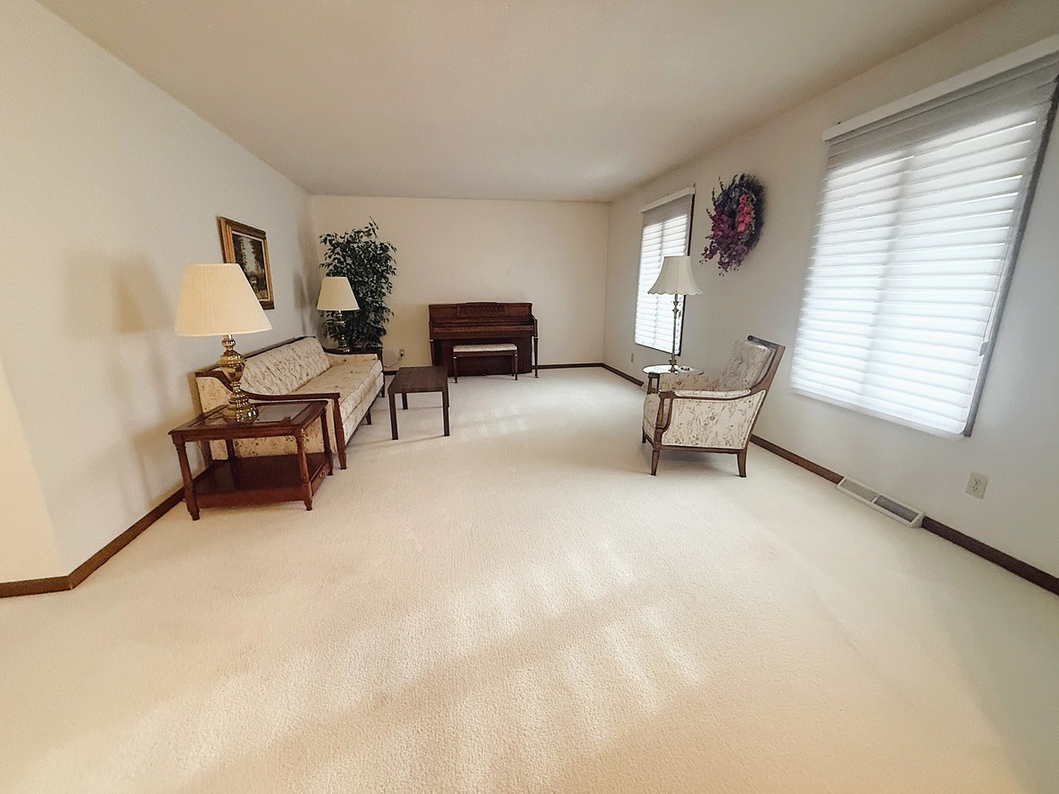 300 Fieldstone Lane Dixon, IL 61021 - Photo 3 of 34 a living room with furniture and a window