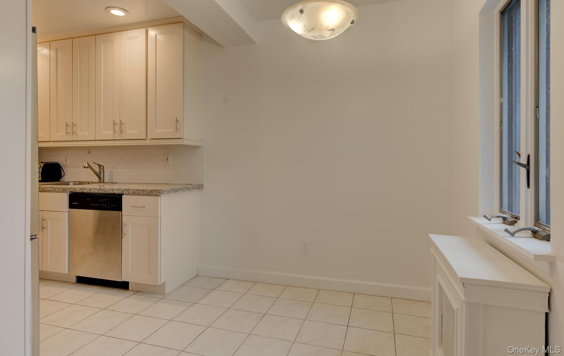 215 Middle Neck Road, Unit 22B Great Neck, NY 11021 - Photo 10 of 17 Gallery Image 10