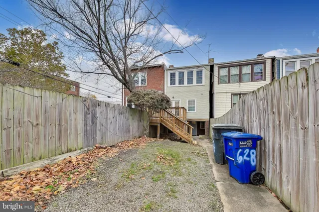 a picture of a very nice looking building