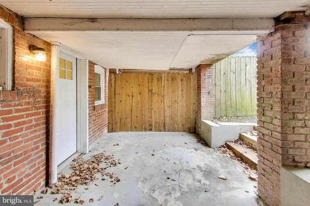 a picture of a very nice looking hallway