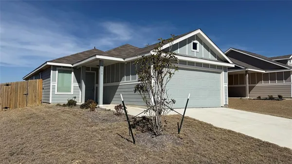 a view of a house with backyard