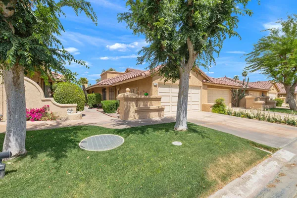 a view of a house with backyard