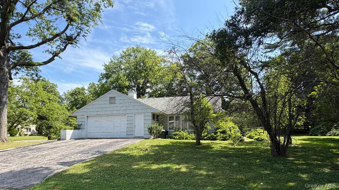 21 Old Farm Road Great Neck, NY 11020 - Photo 2 of 3