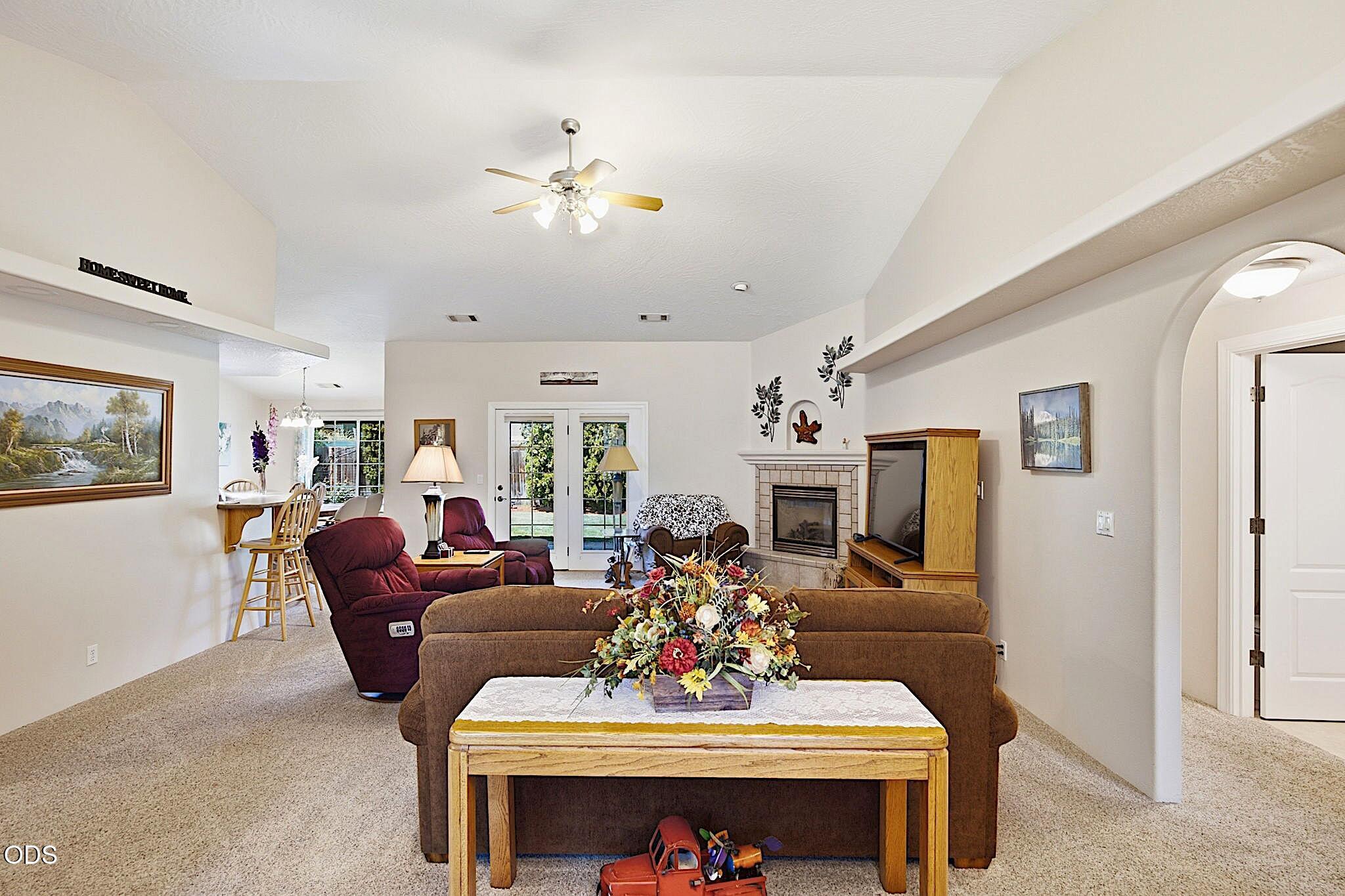 2714 Trinity Way Grants Pass, OR 97527 - Photo 10 of 37