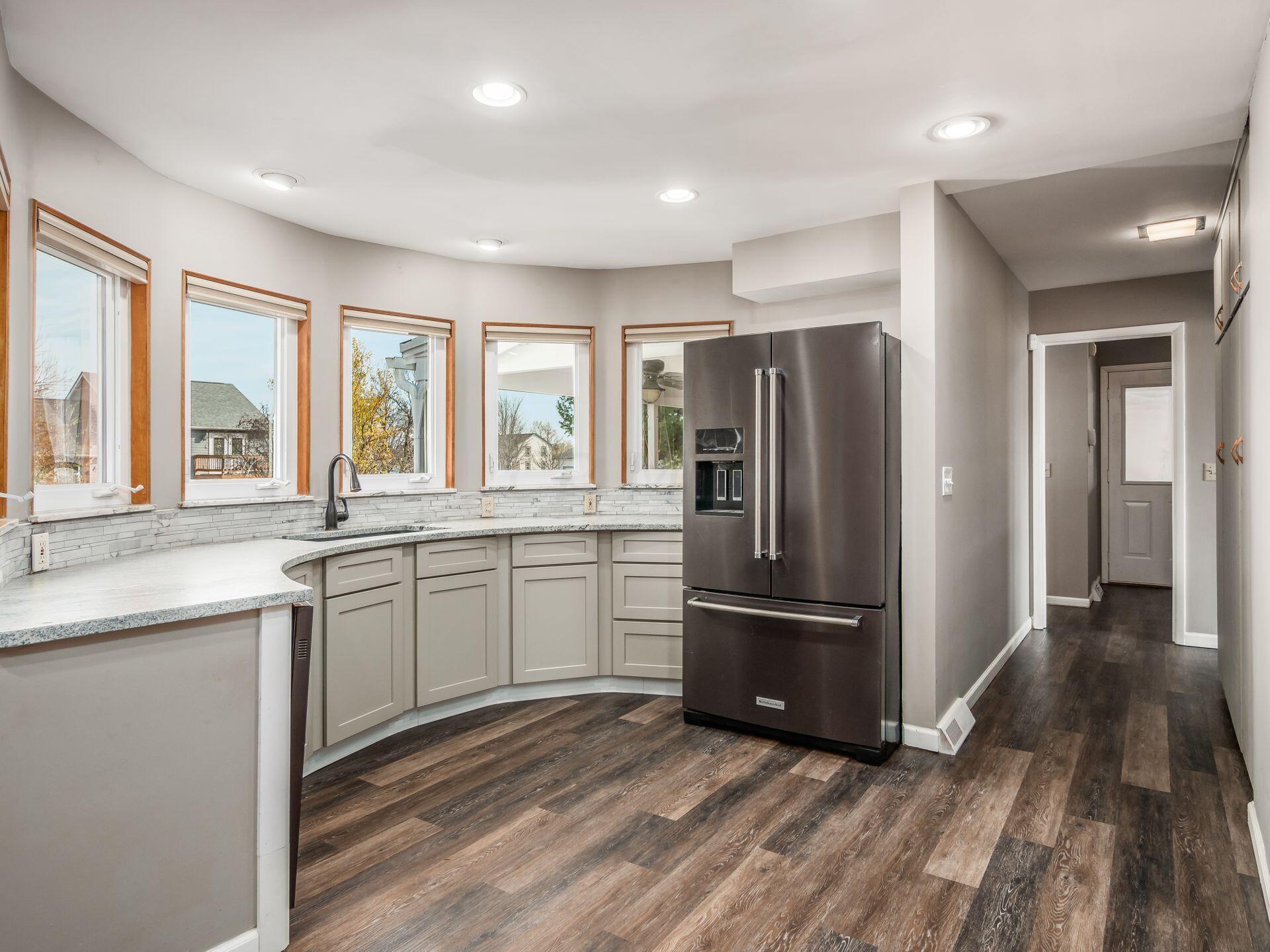 5474 Hoover Road Grove City, OH 43123 - Photo 9 of 48 Kitchen