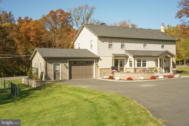 a view of a house with backyard and porch