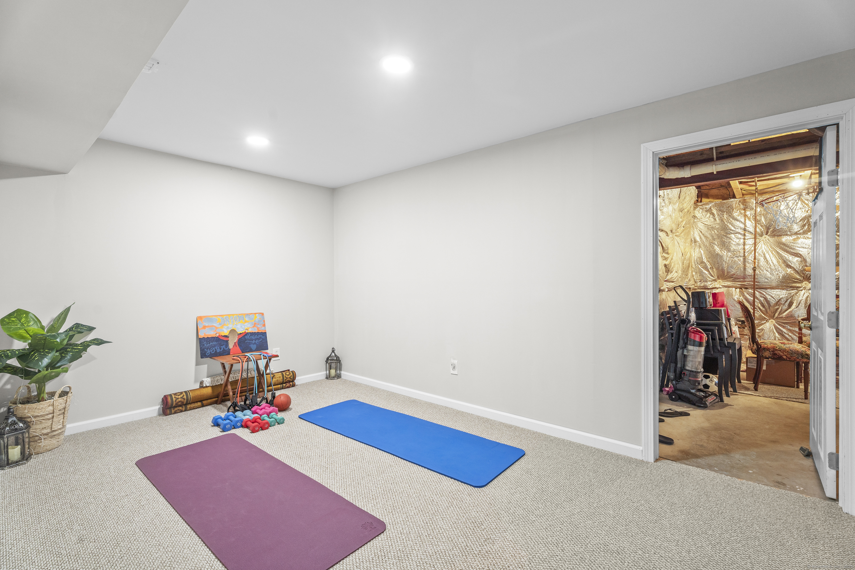 29 Primrose Lane, Unit 29 Suffield, CT 06078 - Photo 25 of 32 a room with furniture and rug