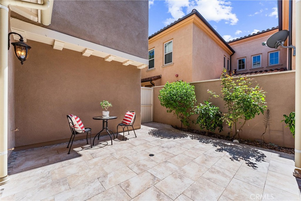 37 Peony Irvine, CA 92618 - Photo 20 of 56 a backyard of a house with table and chairs