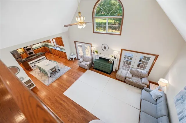 a view of a backyard