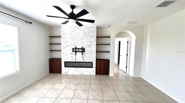 a view of empty room with a ceiling fan