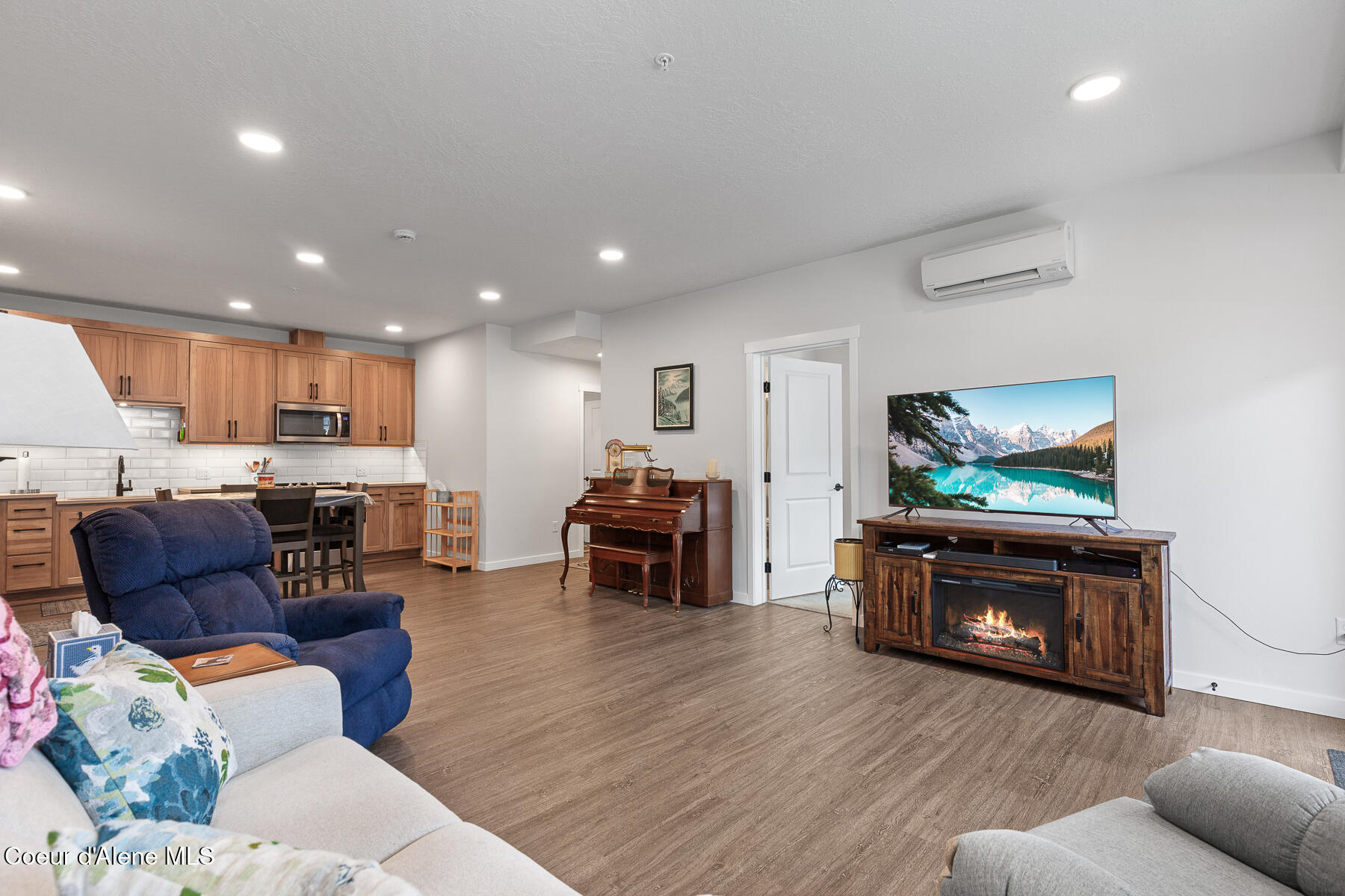 6510 North Atlas Road, Unit 102 Coeur D'Alene, ID 83815 - Photo 7 of 33 Living Room