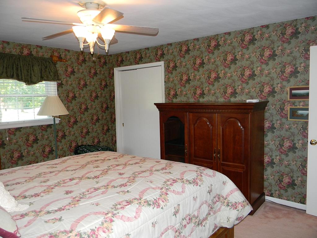 8208 Barrens Road Roanoke, VA 24019 - Photo 23 of 27 Lower Level Bedroom 4