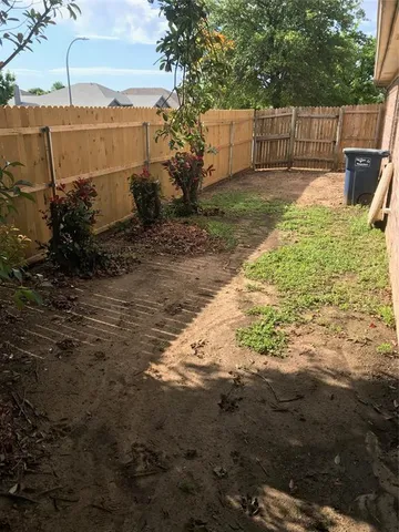 a view of a backyard