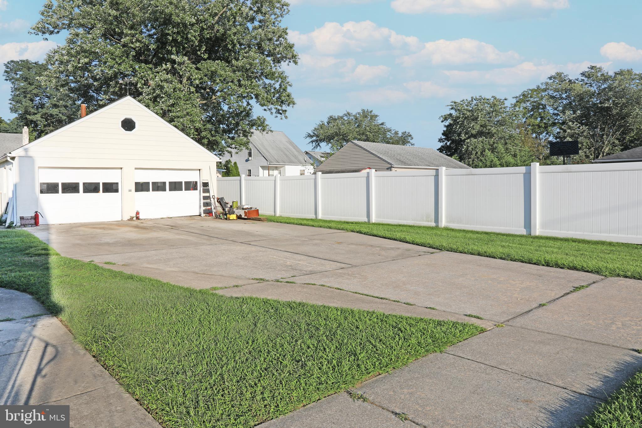 870 Rambler Avenue Runnemede, NJ 08078 - Photo 5 of 30 Huge driveway...large enough to hold 6 cars