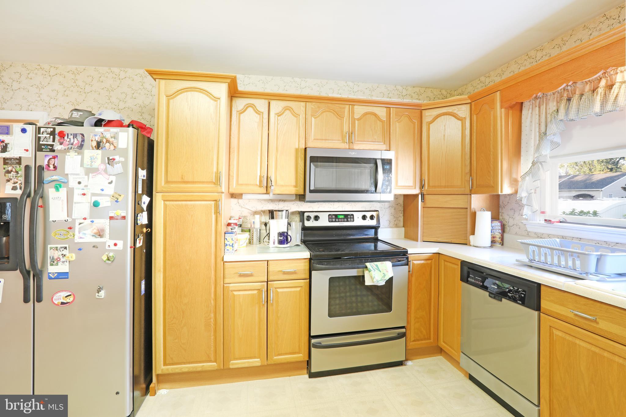870 Rambler Avenue Runnemede, NJ 08078 - Photo 10 of 30 Large Eat-In Kitchen with SS Appliances