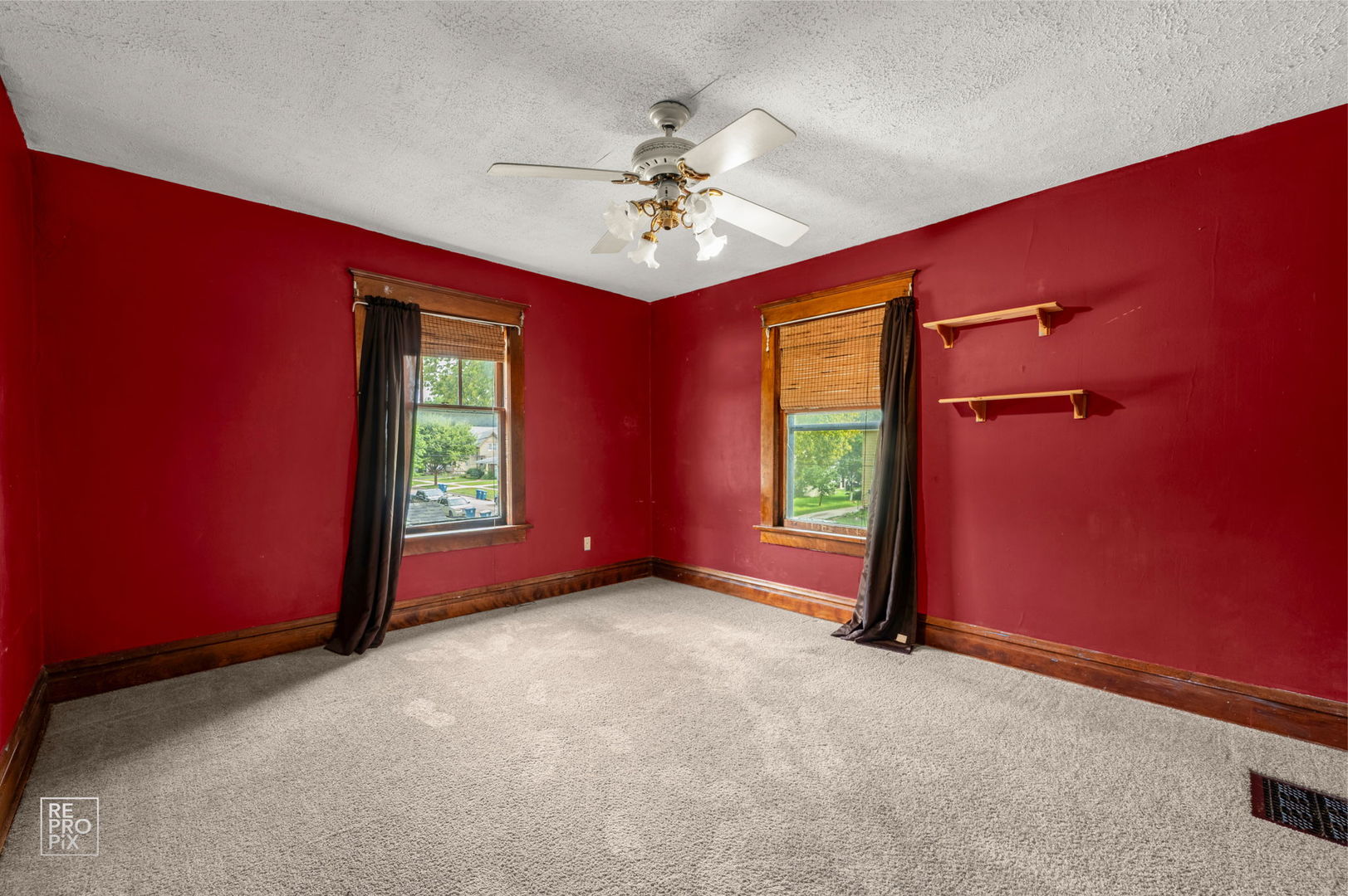 534 Palace Street Aurora, IL 60506 - Photo 6 of 12 an empty room with windows and closet