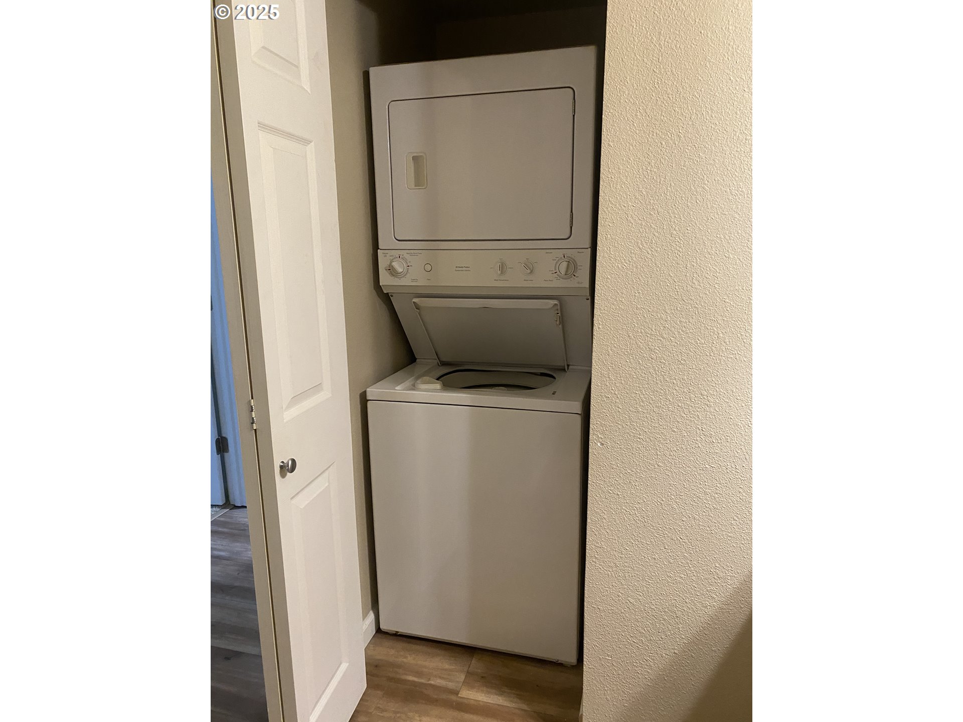 9872 Southeast Talbert Street Clackamas, OR 97015 - Photo 18 of 38 a utility room with dryer and washer