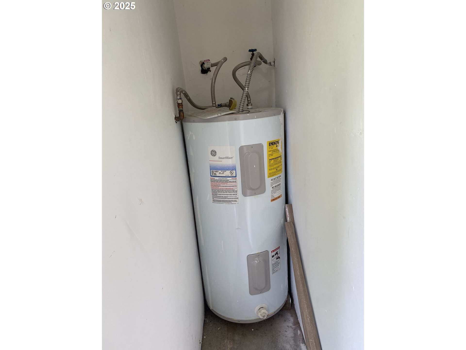 9872 Southeast Talbert Street Clackamas, OR 97015 - Photo 25 of 38 a bathroom with a sink and mirror