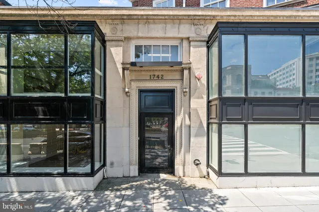 a view of a entrance of the house