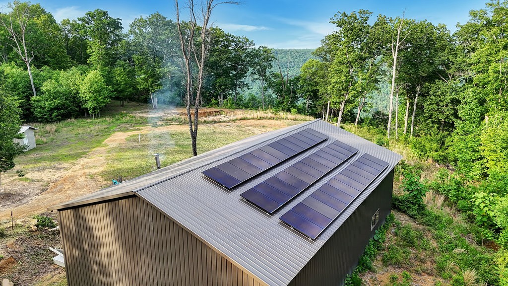 a view of a back yard