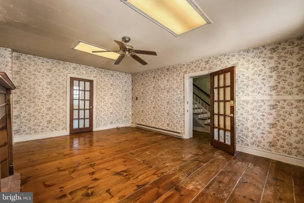 a view of a workspace with furniture and a livingroom