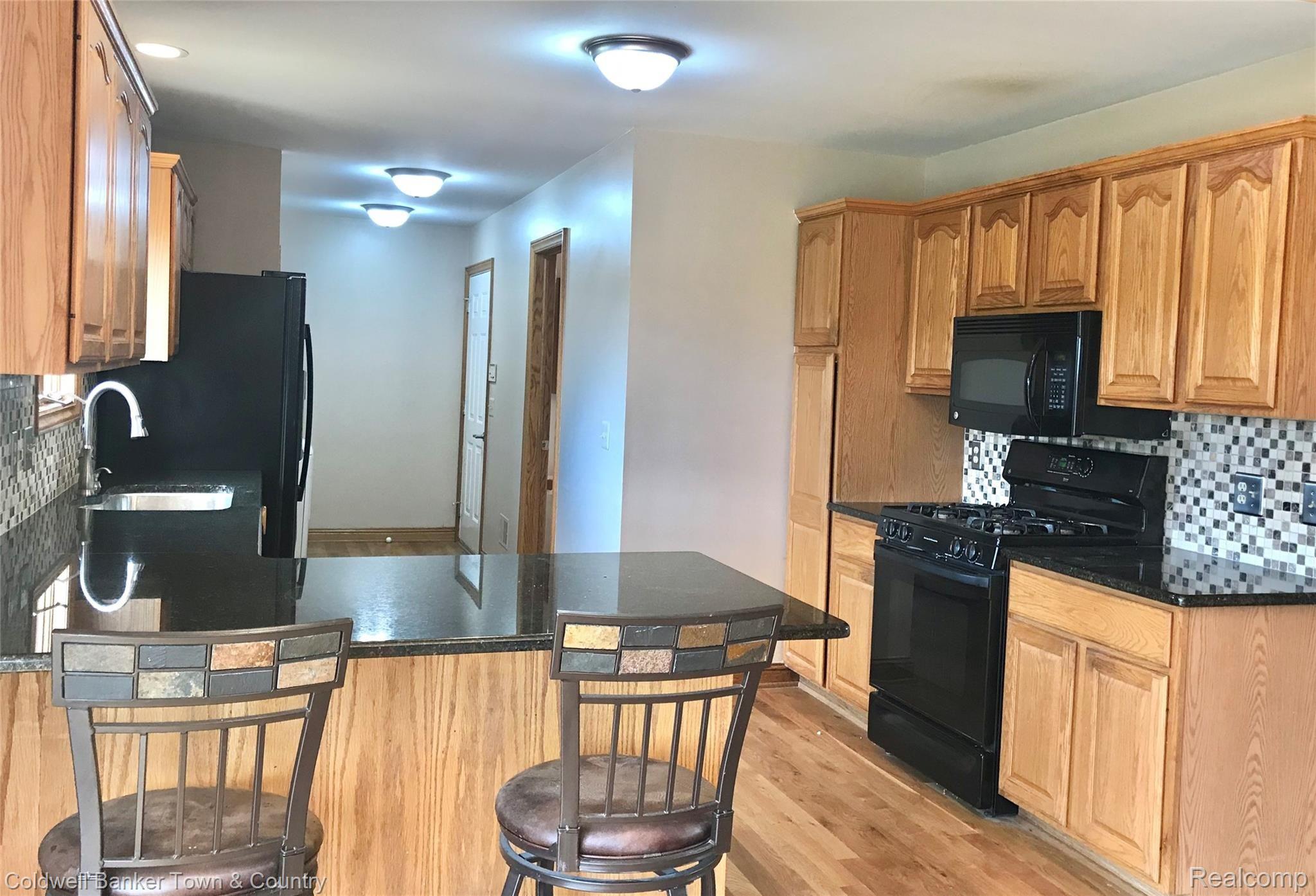 5911 Pingree Road Howell, MI 48843 - Photo 4 of 18 Kitchen with granite