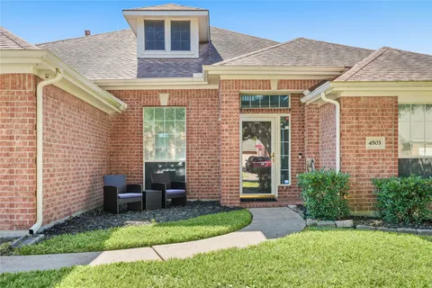 a view of room with air conditioner duct and window
