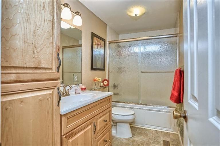 305 South Rose Street Phoenix, OR 97535 - Photo 16 of 35 Wonderful full bathroom features a vanit
