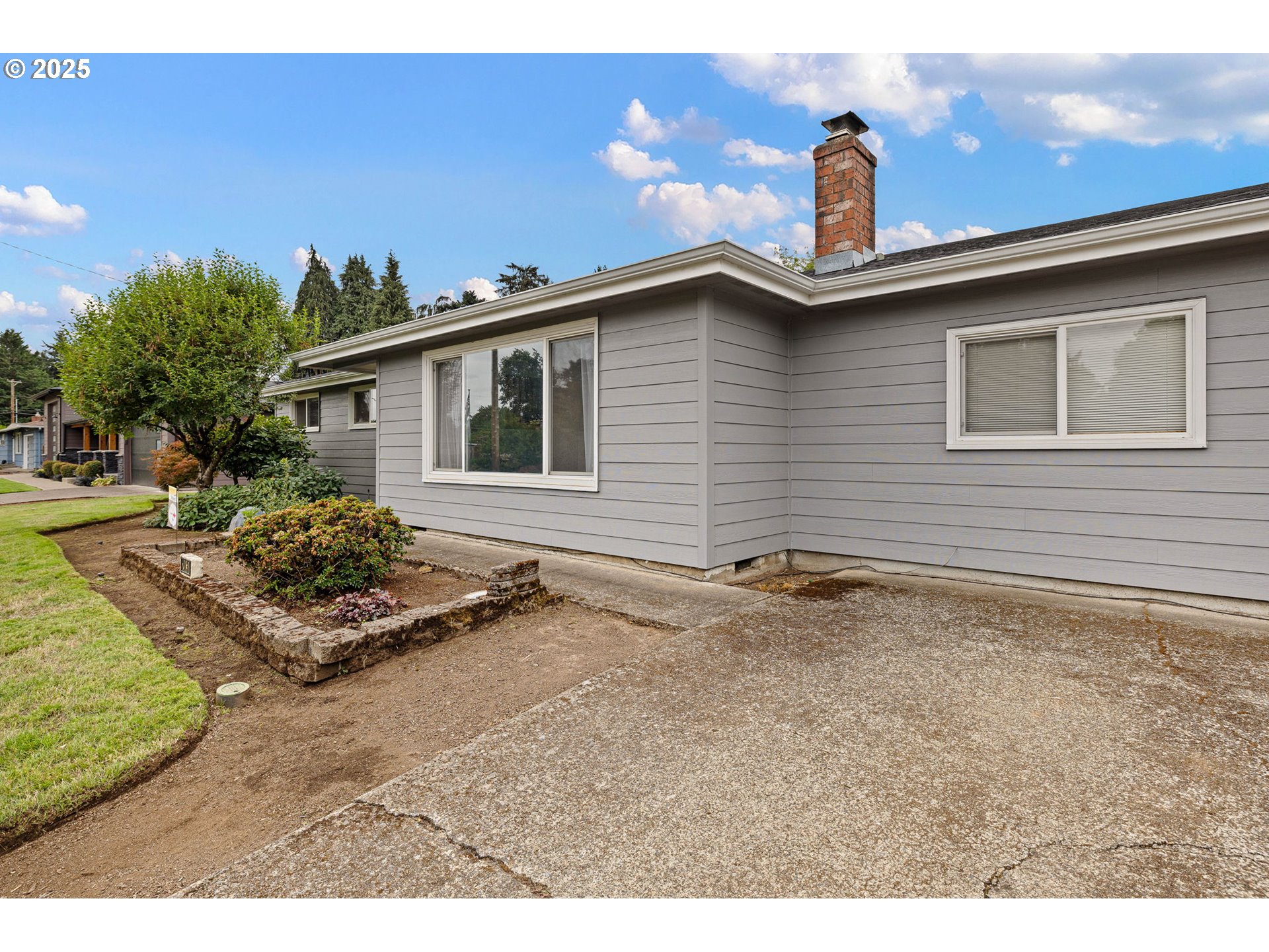 2030 Valhalla Street Eugene, OR 97401 - Photo 4 of 45 a front view of a house with garden
